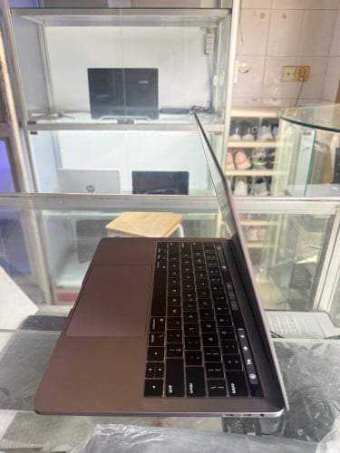 MacBook Pro 13inch 2019(i7 16Ŋ)(ស្អាត97%)