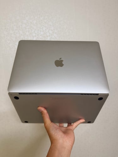MacBook Pro 2020 i5 ram8 ssd256 condition 99%