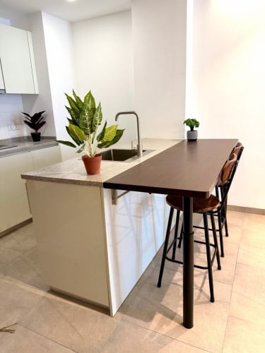 One-bedroom newly renovated cozy condo at Urban Village (Phase 1)