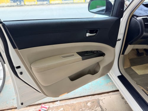 Prius 2008 Full option (ក្នុងលឿង)