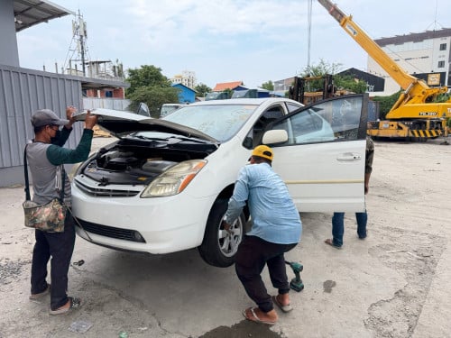 Prius 2008 Full option (ក្នុងលឿង)