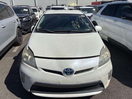 Prius 2013 White Plug-in Hybrid Option3 ឡានមូល តំលៃសាង 18500