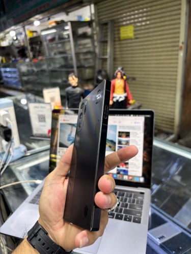Redmagic9pro plus 1TB Ram24G Sim2 CH ម៉ាសុីនសានុំបែកខ្នងតិច