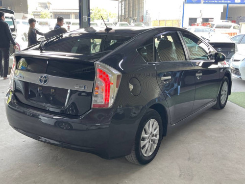 Toyota Prius 2014 option 3 Plug-in ទេីបតែចូលស្តុកថ្មី តម្លៃល្អ បង់រំលស់សិក្សា១៥នាទីដកឡាន