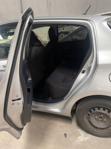 Toyota Vitz 016 ទឹកប្រាក់