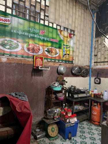 បុរីពិភព ត្រពាំងខ្លឹង
