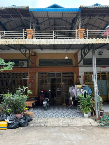 បុរីពិភព ត្រពាំងខ្លឹង