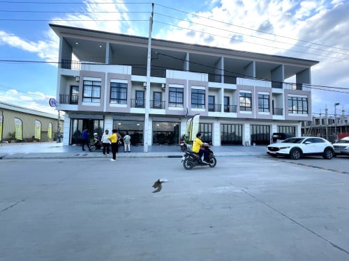 ផ្ទះបីជាន់