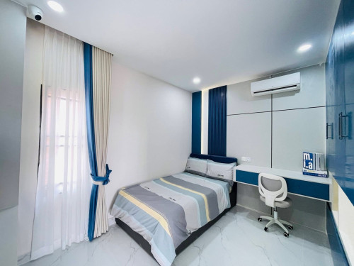 ផ្ទះបីជាន់