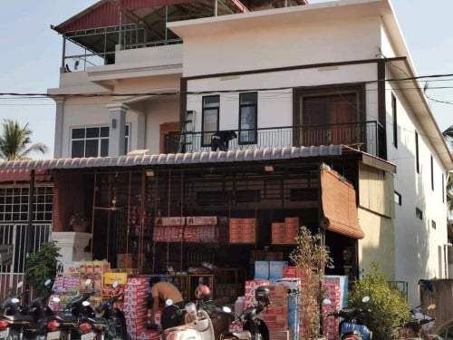 ផ្ទះ​អាជីវកម្ម​សម្រាប់ ជួល!