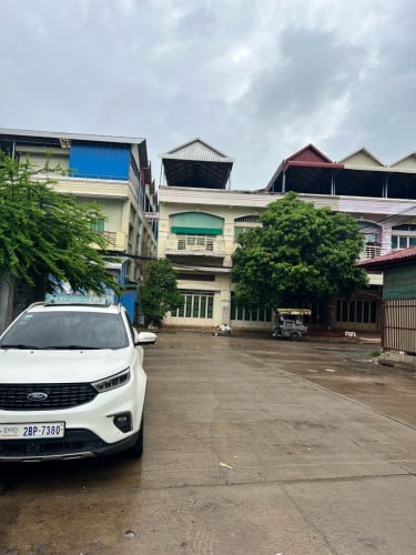 ផ្ទះ 2ល្វែងកំពស់ 2ជាន់ នៅមុខពោធិ៏លក់បន្ទាន់
