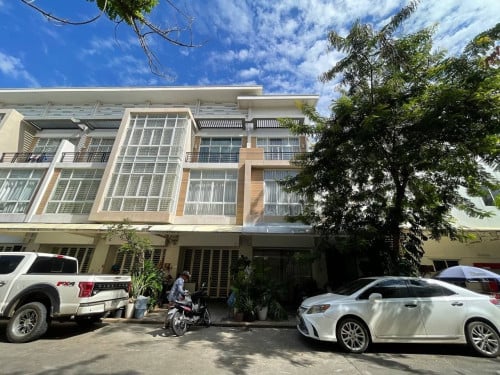 ផ្ទះអាជីវកម្មសម្រាប់ជួល| Shophouse For Rent សល់ដីចំហៀង