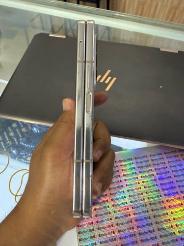 Fold4 សានុំស៊ិម២ អុច lcd