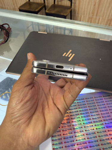 Fold4 សានុំស៊ិម២ អុច lcd