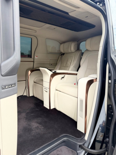 Lexus LM350 VIP