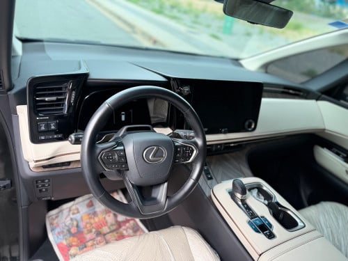 Lexus LM350 VIP