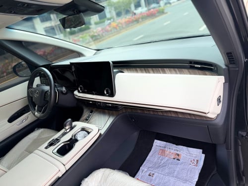 Lexus LM350 VIP