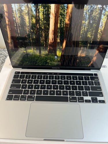 MacBook Pro 2020 13inch i5 ssd 256g 429$
