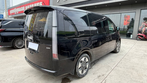 Model STARIA 220 2022