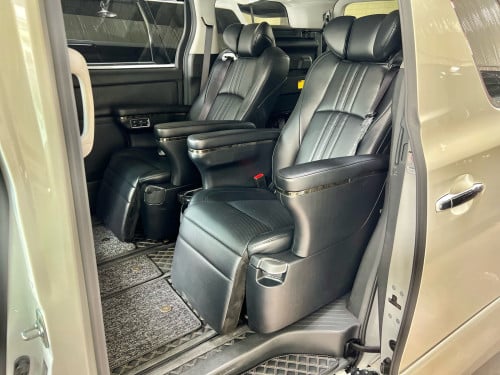 Model: Toyota Alphard MPV Minivan