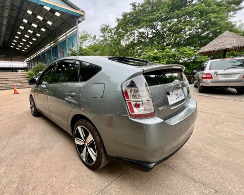 Prius 04 full option ធានាឡានស្អាតខ្លាំង