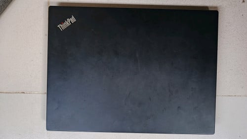 កុំព្យូទ័រlenovo E480នៅប្រការបានម៉ាស៊ីនធំ