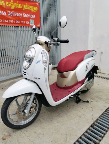 ម៉ូតូ scoopy 016 ក្រុមហ៊ុនលក់តម្លៃ 980 ដុល្លារ។ម៉ូតូស្អាត។