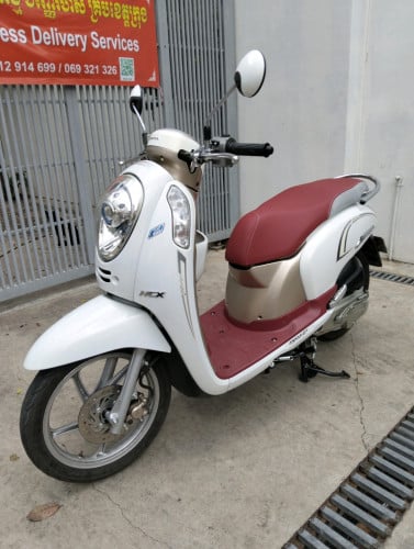 ម៉ូតូ scoopy 016 ក្រុមហ៊ុនលក់តម្លៃ 980 ដុល្លារ។ម៉ូតូស្អាត។