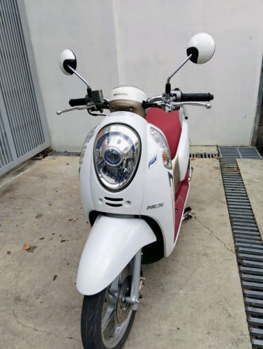 ម៉ូតូ scoopy 016 ក្រុមហ៊ុនលក់តម្លៃ 980 ដុល្លារ។ម៉ូតូស្អាត។