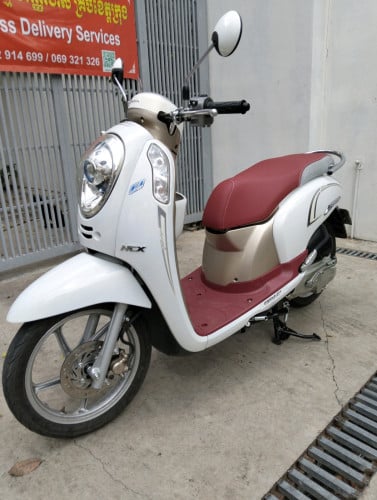 ម៉ូតូ scoopy 016 ក្រុមហ៊ុនលក់តម្លៃ 980 ដុល្លារ។ម៉ូតូស្អាត។
