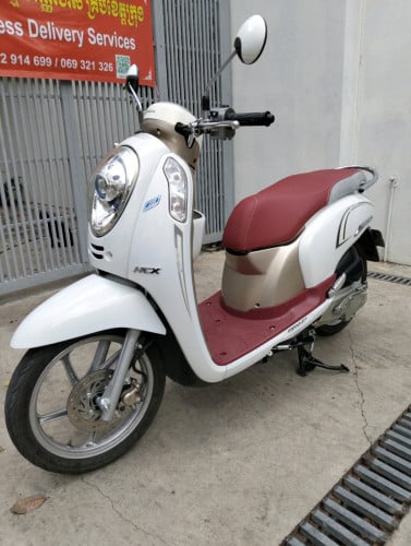 ម៉ូតូ scoopy 016 ក្រុមហ៊ុនលក់តម្លៃ 980 ដុល្លារ។ម៉ូតូស្អាត។
