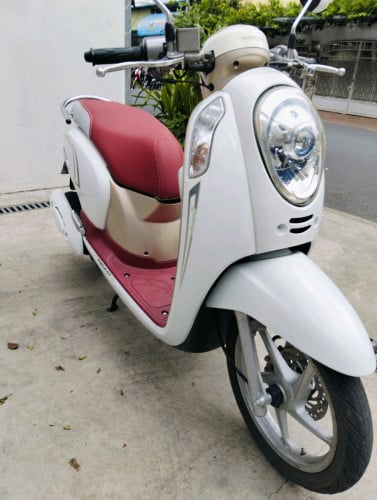 ម៉ូតូ scoopy 016 ក្រុមហ៊ុនលក់តម្លៃ 980 ដុល្លារ។ម៉ូតូស្អាត។