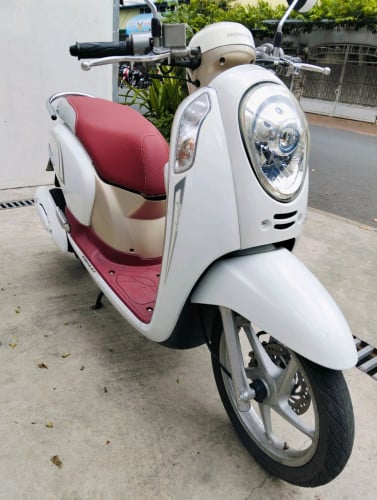 ម៉ូតូ scoopy 016 ក្រុមហ៊ុនលក់តម្លៃ 980 ដុល្លារ។ម៉ូតូស្អាត។