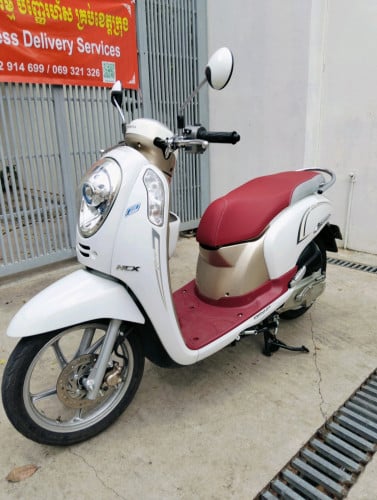 ម៉ូតូ scoopy 016 ក្រុមហ៊ុនលក់តម្លៃ 980 ដុល្លារ។ម៉ូតូស្អាត។