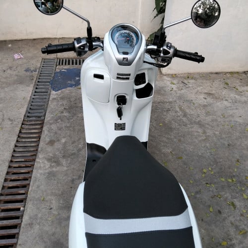 ម៉ូតូ scoopy 023 ក្រុមហ៊ុនឈ្មោះម្ចាស់ដើមលក់តម្លៃ 1990 ដុល្លារ។