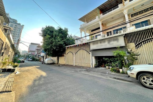 🏠 ផ្ទះល្វែង នៅជិតសាលាបឋមសិក្សាជ័យជំនះ ​ត្រូវការលក់បន្ទាន់ខ្លាំង (កូដ៖ A03-002744)