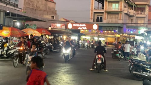 🏪 ផ្ទះអាជីវកម្មលក់ ទល់មុខផ្សារ ឈូកវ៉ា1
