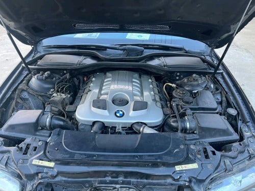 BMW 7Series ឡានស្អាត លេងគុដហើយ ពូកខាងក្នុងលេងហើយ ផ្លាកលេខពីរអក្សរជាផ្លាកលេខវែង ( ឯកសារគ្រប់ )