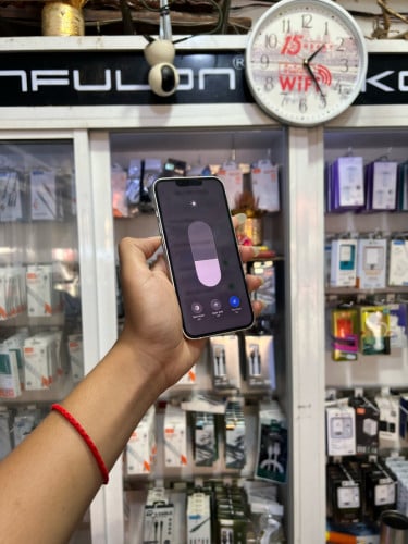 iPhone 13 ពណ៌ស 🍏 LLA 128GB  Battery 90% 🔋 តួស្អាត 99% សំណុំហ្សីន