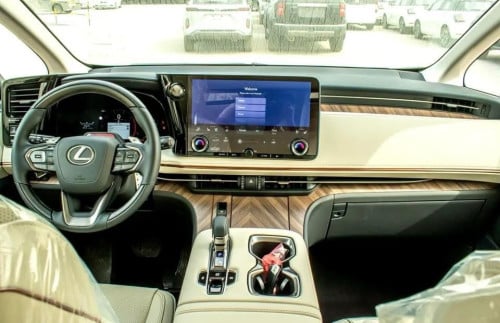 Lexus LM350h VIP seats