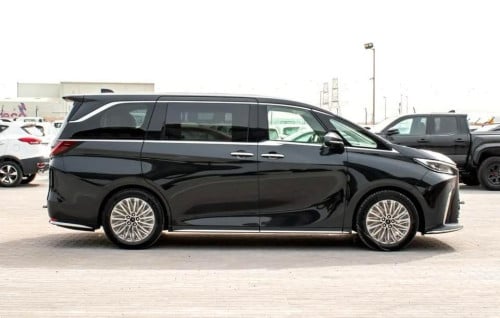 Lexus LM350h VIP seats