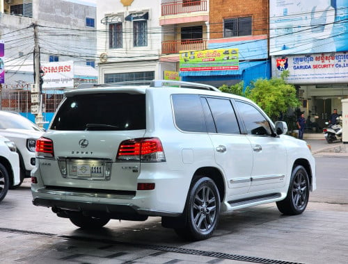 Lexus LX570 2014 full options Arap