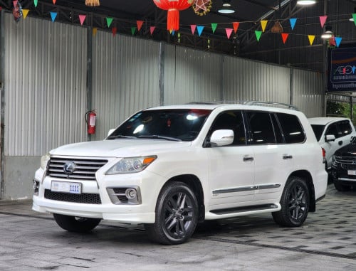 Lexus LX570 2014 full options Arap