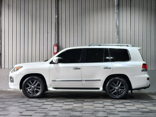 Lexus LX570 2014 full options Arap