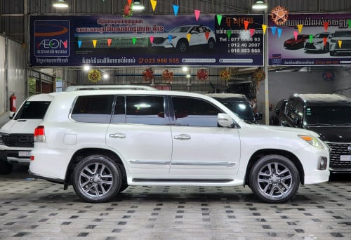 Lexus LX570 2014 full options Arap