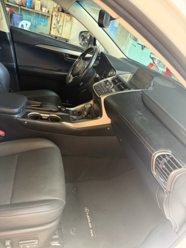 Lexus Nx200t ឆ្នាំ2015 ក្រដាសពន្ធ ឡានថ្មីថ្នាំសិនមួយជុំ