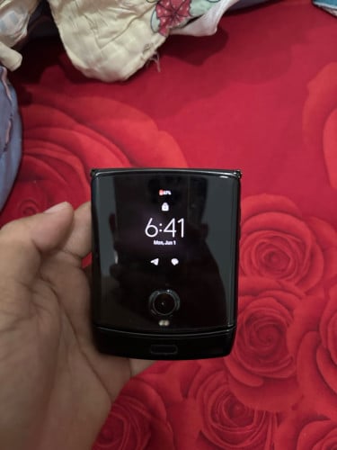 Moto Razr 128gb Esim ប្រេីបានធម្មតា​ របស់កម្រ