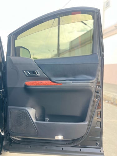 TOYOTA ALPHARD 2012