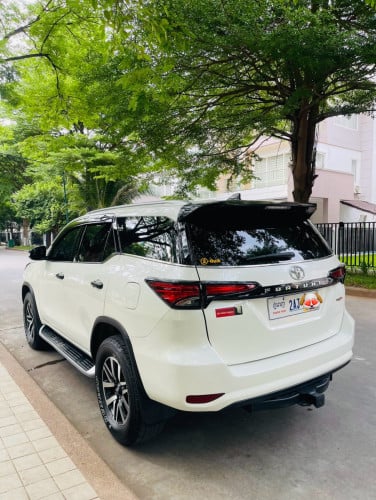 Toyota fortuner ឆ្នាំ​ 2016 ពណ៌​ ស​កាំម៉ៃ​ ហ្សិន​
