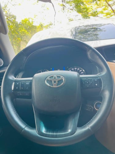 Toyota fortuner ឆ្នាំ​ 2016 ពណ៌​ ស​កាំម៉ៃ​ ហ្សិន​